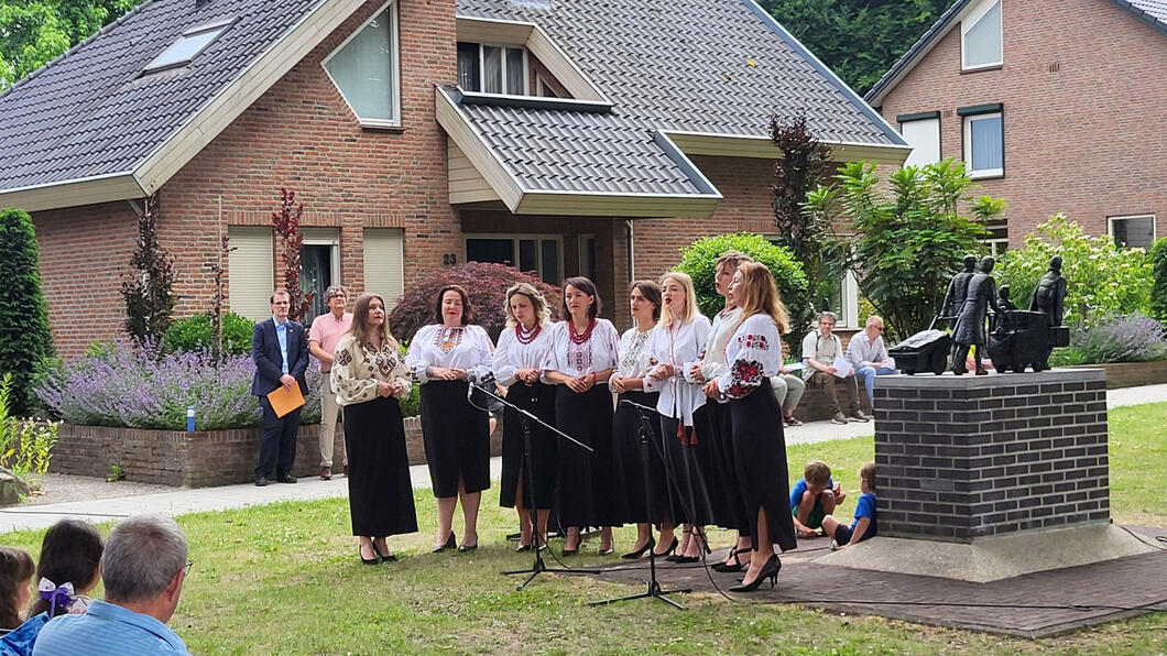 Koor Volya bij Evacuatiemonument