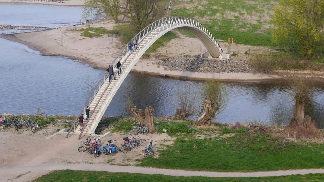 Deze brug is al gebouwd Voetgangersbrug Ooij_Fotor.jpg
